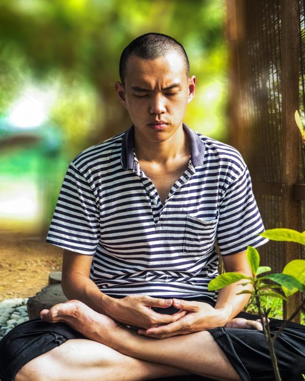 反应 清晨光线斜照进编辑部桌面，摊开的笔记与一杯还冒着热气的绿茶，安静的工作氛围