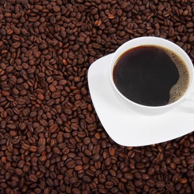 编辑小林在电脑前修改页面排版，桌上摆着一杯咖啡和几本翻开的工具书，灯光温暖